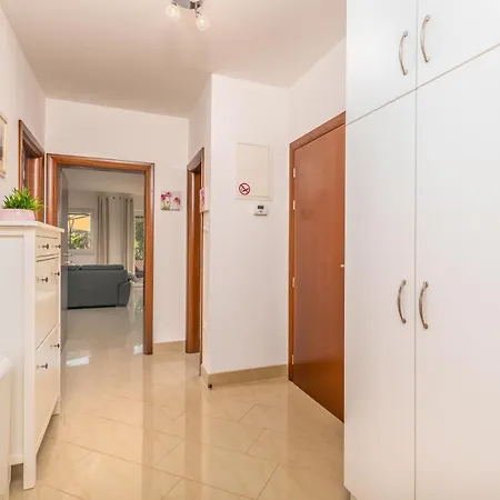 Apartman By The Sea Malinska, Krk - 19227 *